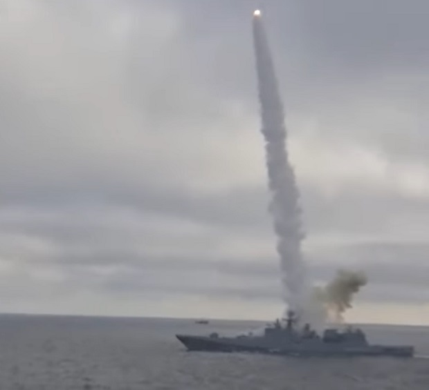 Путин са крстарице посматрао лансирање „Кинжала“: Русија је поморска сила (ВИДЕО)